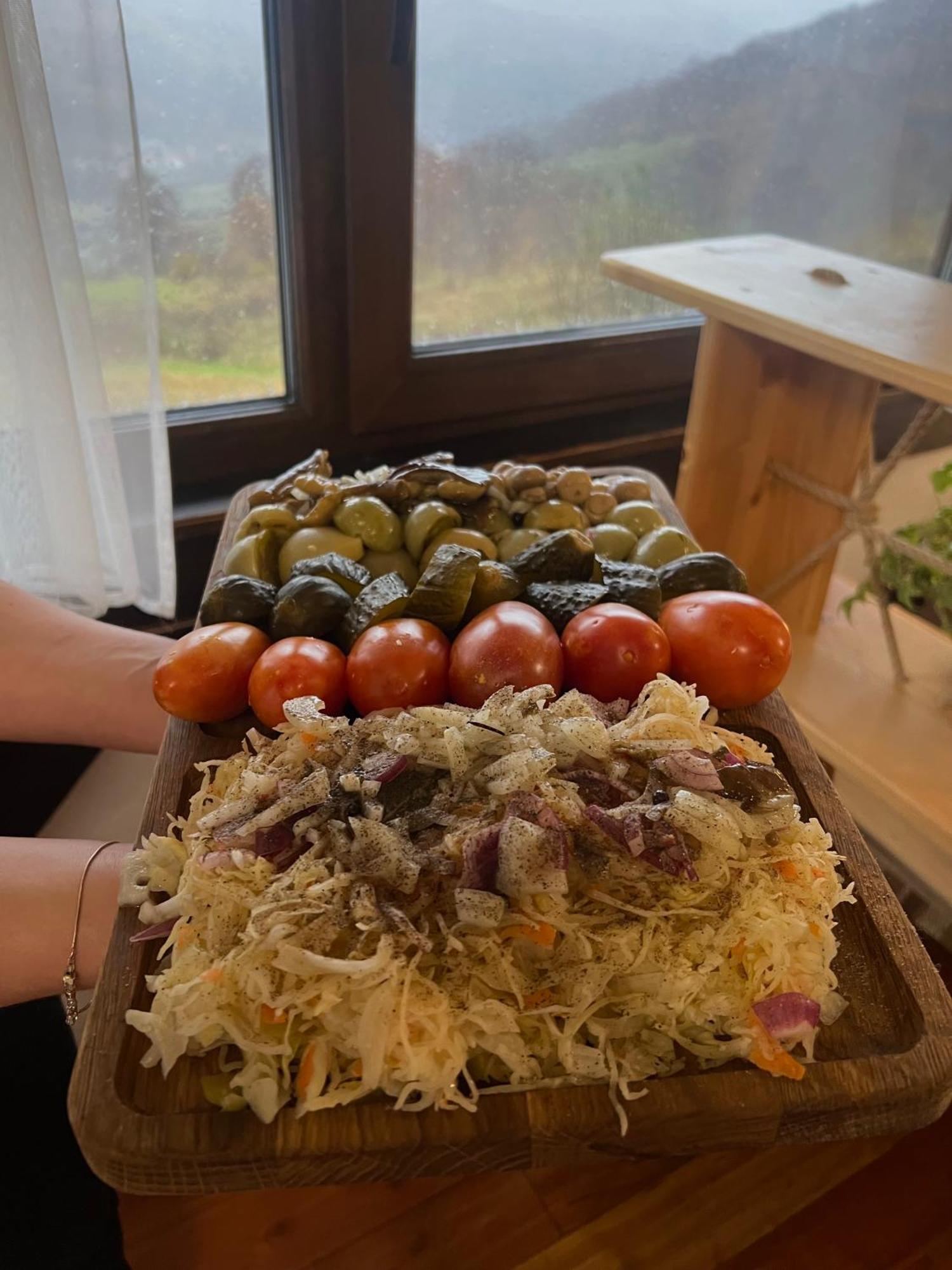 Готельно-Ресторанний Комплекс Кичера Volovets Exteriör bild